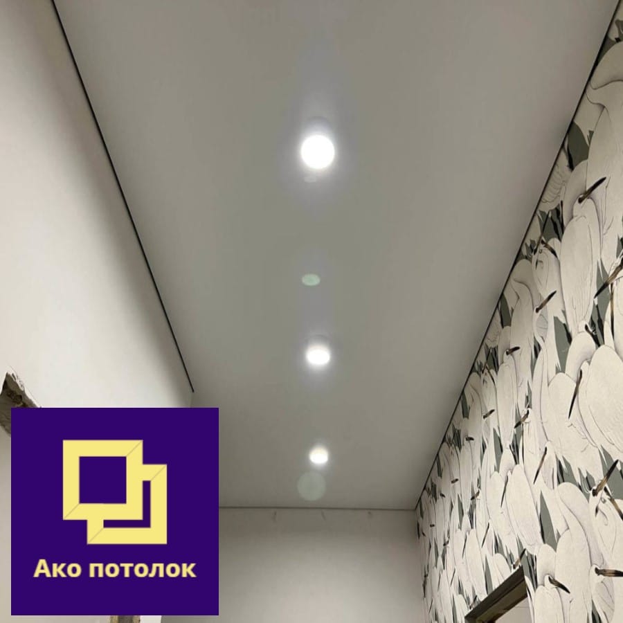 Установка глянцевого натяжного потолка в Омске