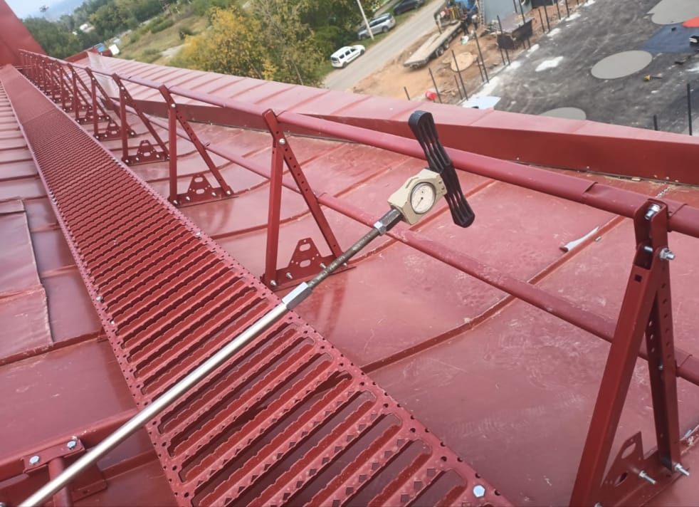 Испытание ограждений кровли