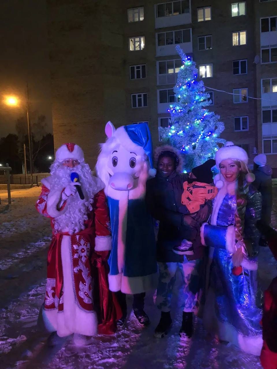 Новогодняя программа с Дедом Морозом и Снегурочкой в кафе,         в школе,         в детском саду,         на улице — фото 5