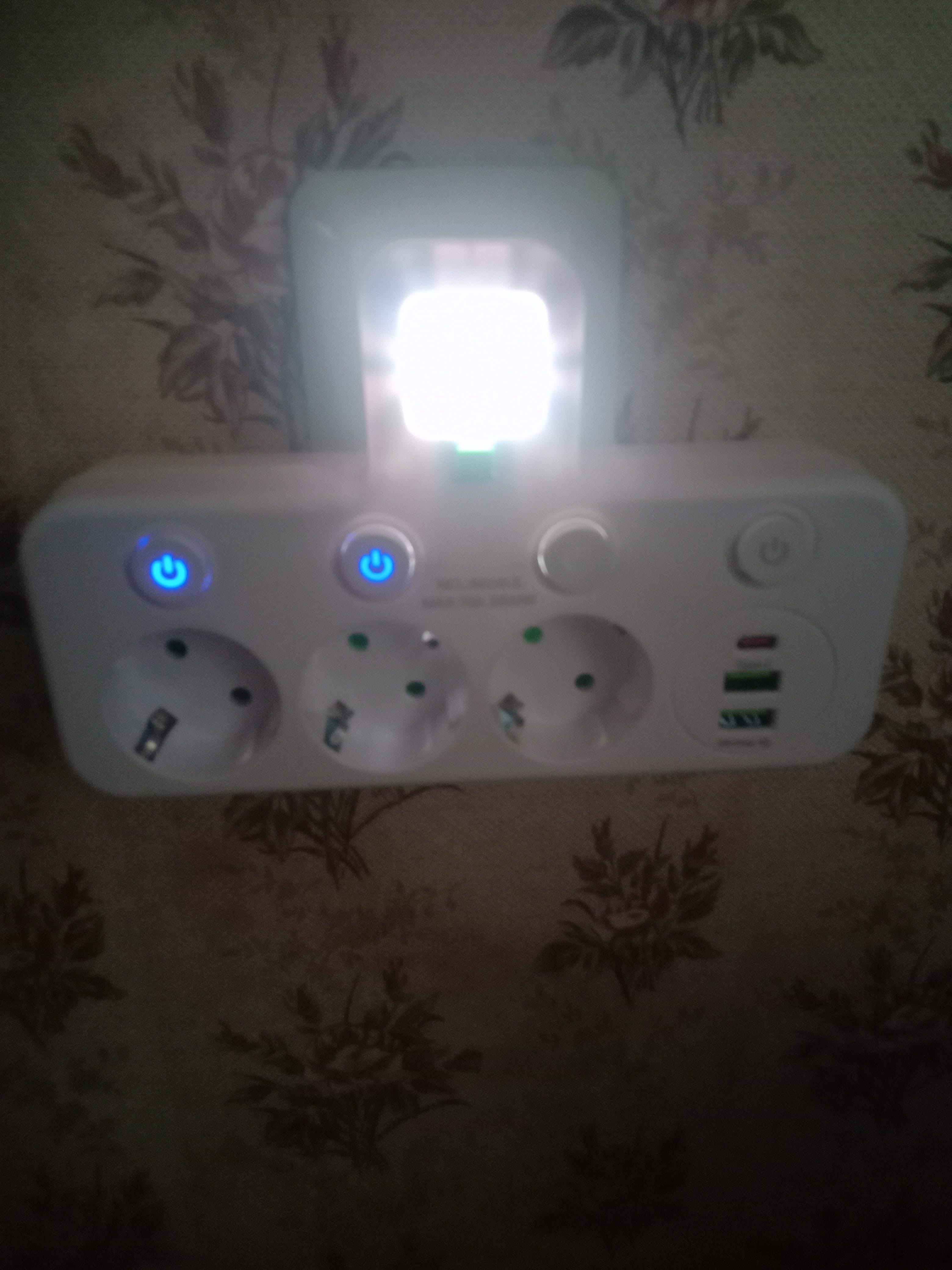 Розетка накладная тройная с ночником, USB зарядкой